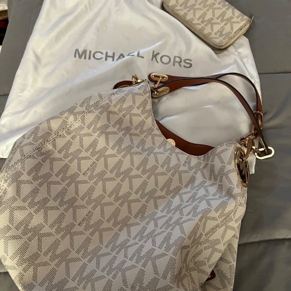 MICHAEL KORS Fulton Large Leather Shoulder Bag.   This is a beautiful bag with a - Picture 3 of 3